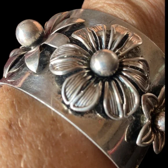 Vintage Floral Silver Toned Cuff Bracelet - Picture 7 of 13